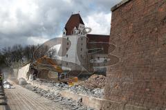 Abriss der Mauer - altes Gießereigelände in Ingolstadt an der Donaulände