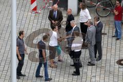 Geiseldrama in Ingolstadt Rathaus - Erlösung nach Polizeisturm - Die Verwandten der Geisel kommen zurück, OB Dr. Alfred Lehmann begrüßt sie, oben Sepp Misslbeck, Albert Wittmann, rechts Christian Lösel