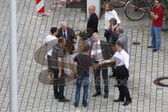 Geiseldrama in Ingolstadt Rathaus - Erlösung nach Polizeisturm - Die Verwandten der Geisel kommen zurück, OB Dr. Alfred Lehmann begrüßt sie, oben Sepp Misslbeck, Albert Wittmann, rechts Christian Lösel