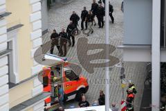 Geiseldrama in Ingolstadt Rathaus - Erlösung nach Polizeisturm - Der 3. Krankenwagen mit wahrscheinlich den Geiseln fährt - SEK