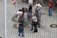 Geiseldrama in Ingolstadt Rathaus - Erlösung nach Polizeisturm - Die Verwandten der Geisel kommen zurück, OB Dr. Alfred Lehmann begrüßt sie, oben Sepp Misslbeck, Albert Wittmann, rechts Christian Lösel