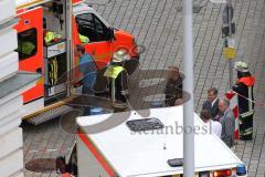 Geiseldrama in Ingolstadt Rathaus - Erlösung nach Polizeisturm - Der 3. Krankenwagen links mit wahrscheinlich den Geiseln fährt