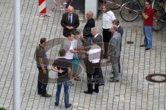 Geiseldrama in Ingolstadt Rathaus - Erlösung nach Polizeisturm - Die Verwandten der Geisel kommen zurück, OB Dr. Alfred Lehmann begrüßt sie, oben Sepp Misslbeck, Alber Wittman, rechts Christian Lösel