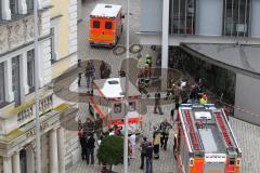 Geiseldrama in Ingolstadt Rathaus - Erlösung nach Polizeisturm - Der 3. Krankenwagen mit wahrscheinlich den Geiseln fährt.