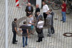 Geiseldrama in Ingolstadt Rathaus - Erlösung nach Polizeisturm - Die Verwandten der Geisel kommen zurück, OB Dr. Alfred Lehmann begrüßt sie, oben Sepp Misslbeck, Albert Wittmann, rechts Christian Lösel