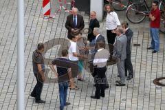 Geiseldrama in Ingolstadt Rathaus - Erlösung nach Polizeisturm - Die Verwandten der Geisel kommen zurück, OB Dr. Alfred Lehmann begrüßt sie, oben Sepp Misslbeck, Albert Wittmann, rechts Christian Lösel