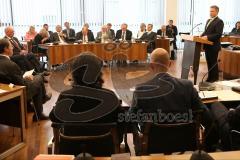 Vereidigung Neuer Oberbürgermeister Dr. Christian Lösel, Stadtrat, OB spricht zum Stadtrat im Sitzungssaal