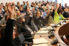 Vereidigung Neuer Oberbürgermeister Dr. Christian Lösel, Stadtrat, OB spricht zum Stadtrat im Sitzungssaal, Abstimmung