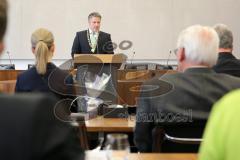 Vereidigung Neuer Oberbürgermeister Dr. Christian Lösel, Stadtrat, OB spricht zum Stadtrat im Sitzungssaal