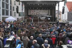 Vorstellung CityAirbus auf den Rathausplatz in Ingolstadt, Flugtaxi, reges Interesse Zuschauer