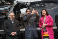 Vorstellung CityAirbus auf den Rathausplatz in Ingolstadt, Flugtaxi, Starten das Projekt offiziell, von links, Oberbürgermeister Dr. Christian Lösel, fotografiert mit Handy Bundesverkehrsminister Andreas Scheuer, Digitalministerin Dorothee Bär