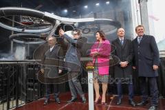 Vorstellung CityAirbus auf den Rathausplatz in Ingolstadt, Flugtaxi, Starten das Projekt offiziell, von links, Oberbürgermeister Dr. Christian Lösel, fotografiert mit Handy Bundesverkehrsminister Andreas Scheuer, Digitalministerin Dorothee Bär, Geschäftsf