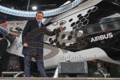 Vorstellung CityAirbus auf den Rathausplatz in Ingolstadt, Flugtaxi, bgehen die Bühne zum Flugtaxi, Geschäftsführer von Airbus, Dr. Wolfgang Schoder und Bundestagsabgeordnete Dr. Reinhard Brandl