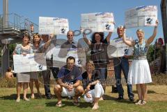 Goals for Kids - Spendenübergabe im Freibad Ingolstadt - von links Angelika Stadler, Lisa Gerich, Dr. Christian Hackl, Stephan Stromeyer, Veronika Peters, Thomas Herrmann, Conny Eichlinger. Unten Stephan Retzer und Stefanie Praunsmändtl