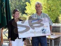 Goals for Kids - Spendenübergabe im Freibad - links Organistorin Stefanie Praunsmändtl, Thomas Herrmann