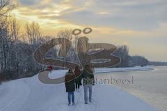 Winter in Ingolstadt - Spaziergänger am Baggersee - Foto: Jürgen Meyer/kbumm.de