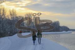 Winter in Ingolstadt - Spaziergänger am Baggersee - Foto: Jürgen Meyer/kbumm.de