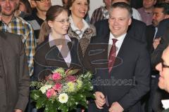 Kommunalwahl in Ingolstadt 2014 - neuer OB in Ingolstadt Dr. Christian Lösel mit Ehefrau Carolin Lösel kommen in das CSU Haus und werden gefeiert. Hinten Christine Haderthauer