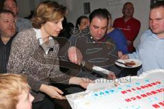 Kommunalwahl in Ingolstadt 2014 - Dr. Christian Lösel schneidet seine Gratulationtorte an und links Christine Haderthauer hilft