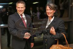 Kommunalwahl in Ingolstadt 2014 - der neue OB Dr. Christian Lösel kommt in den Sitzungssaal und steht schon als Gewinner fest. SPD Kandidatin Veronika Peters gratuliert