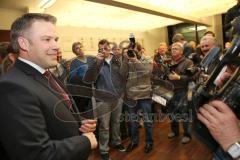 Kommunalwahl in Ingolstadt 2014 - der neue OB Dr. Christian Lösel kommt in den Sitzungssaal und steht schon als Gewinner fest