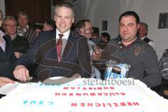 Kommunalwahl in Ingolstadt 2014 - Dr. Christian Lösel schneidet seine Gratulationtorte an