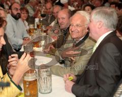 Festzelt Gerolfing - Edmund Stoiber - 21.07.2008 - Edmund Stoiber Hand aufs Herz. rechts Horst Seehofer