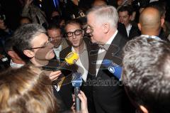 Horst Seehofer Facebook Party in München P1 - Horst Seehofer im gespräch mit Piratenchef Stefan Körner der ihm einen Piraten-Mitgliedsausweis überreicht