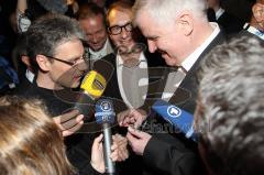 Horst Seehofer Facebook Party in München P1 - Horst Seehofer im gespräch mit Piratenchef Stefan Körner der ihm einen Piraten-Mitgliedsausweis überreicht