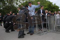 Horst Seehofer Facebook Party in München P1 - Einlaßkontrollen an der Sicherheitsschleuse