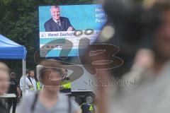 Horst Seehofer Facebook Party in München P1 - Große Leinwand auf dem Vorplatz