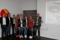 Kooperationsvertrag ERC Ingolstadt e.V - FC Ingolstadt 04 e.V - Von links nach rechts - Josef Graf Abteilungsleiter Frauen und Mädchenabteilung FC Ingolstadt 04 - Günter Byszio - Silke Bauer zuständig für Öffentlichkeitsarbeit - Marina Oswald - Andrea Lan