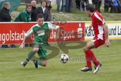 Bezirksliga  Oberbayern SV Manching : SV Sulzemoos  Mehmet Özler (SV Manching) setzt sich gegen Vaxid Hyseni (SV Sulzemoos) durch