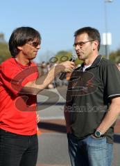 Der Moderator im Interview mit Organisator Roland Knoll beim Ingolstädter Halbmarathon 2010