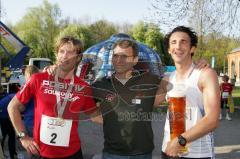 Die ersten beiden Sieger mit Organisator Roland Muck Ingolstädter Halbmarathon 2010
v.l.: Andre Green, Roland Muck, Christian Dirscherl