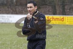 Trainerassistent Erkan Sucuoglu nachdenklich über den Spielverlauf in der 1. Halbzeit.