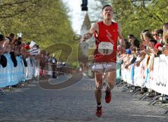 Roland Rigotti beim Zieleinlauf beim Ingolstädter Halbmarathon 2010