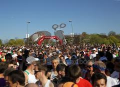 Menschenmasse vor dem Start - Gut 3000 Teilnehmer beim Halbmarathon