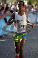 Gemechu Arasa im Zieleinlauf beim Ingolstädter Halbmarathon 2010