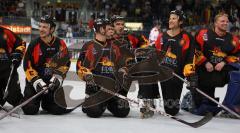 Spieler Deutschlands knien nach dem Sieg vor der Deutschen Fankurve in der Saturn Arena