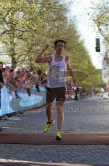 Christian Dirscherl (1.) im Zieleinlauf beim Ingolstädter Halbmarathon 2010