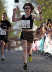 Die Siegerin der Frauen beim Ingolstädter Halbmarathon 2010, Mary OLeary beim Zieleinlauf