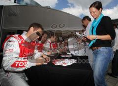 Audi Piazza - Le Mans Sieger 2010 - Autogrammstunde für Audi Mitarbeiter - gefragtes Autogramm von Tom Kristensen 3. Platz