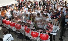 Audi Piazza - Le Mans Sieger 2010 - Autogrammstunde für Audi Mitarbeiter