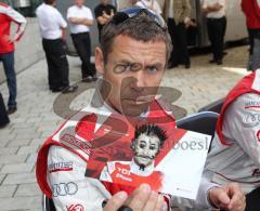 Audi Piazza - Le Mans Sieger 2010 - Autogrammstunde für Audi Mitarbeiter - Hat sich selbst gemalt Tom Kristensen