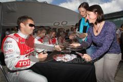 Audi Piazza - Le Mans Sieger 2010 - Autogrammstunde für Audi Mitarbeiter - gefragtes Autogramm von Tom Kristensen 3. Platz