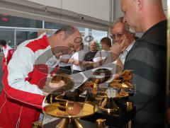 Audi Piazza - Le Mans Sieger 2010 - Autogrammstunde für Audi Mitarbeiter - Sportchef Dr. Wolfgang Ullrich gibt bei den Pokalen ein Autogramm