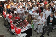 Audi Piazza - Le Mans Sieger 2010 - Autogrammstunde für Audi Mitarbeiter