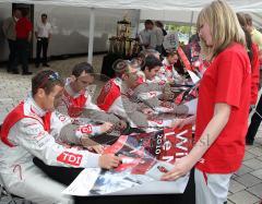 Audi Piazza - Le Mans Sieger 2010 - Autogrammstunde für Audi Mitarbeiter - von links Tom Kristensen, Romain Dumas, Timo Bernhard und Mike Rockenfeller