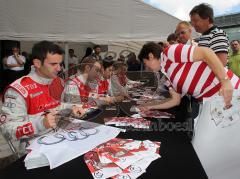 Audi Piazza - Le Mans Sieger 2010 - Autogrammstunde für Audi Mitarbeiter - Die Sieger von links Romain Dumas Timo Bernhard und Mike Rockenfeller